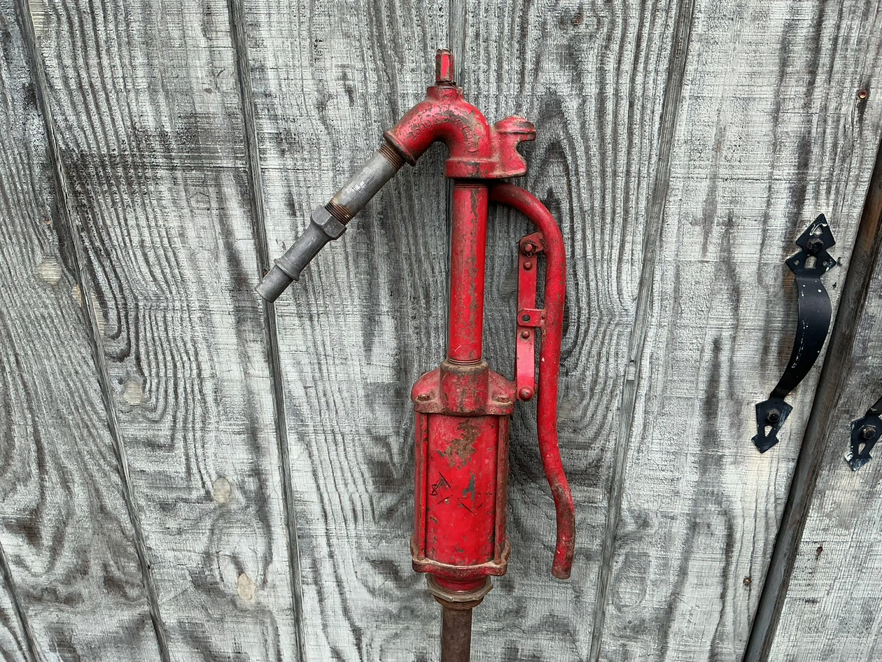 1945 Red Cast Iron & Steel Lever/Piston  Hand Water Pump - photo 2