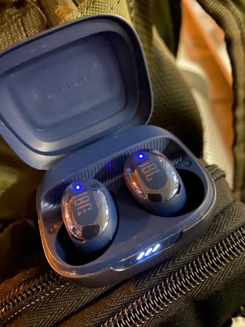 JBL LIVE FREE 2NC TW Earbuds almost NEW 199$ retail