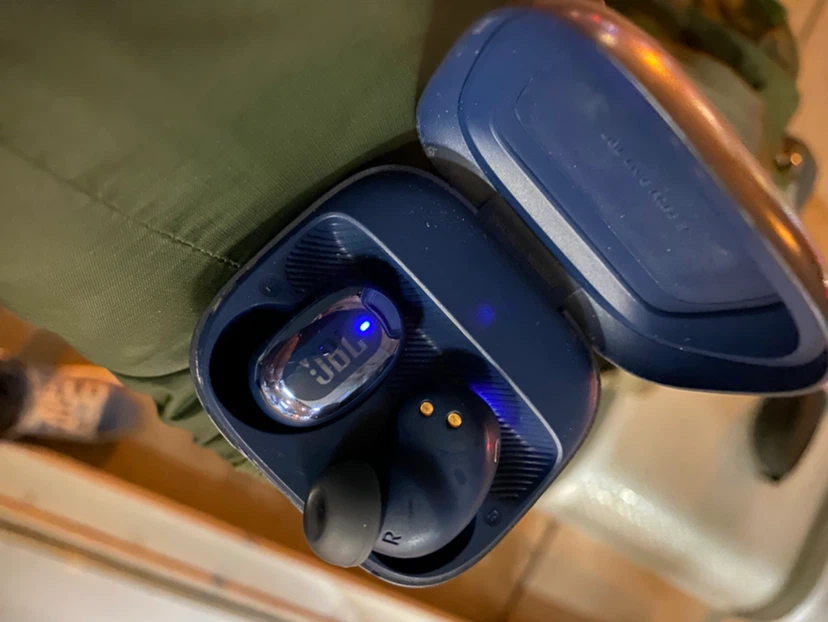JBL LIVE FREE 2NC TW Earbuds almost NEW 199$ retail - photo 2