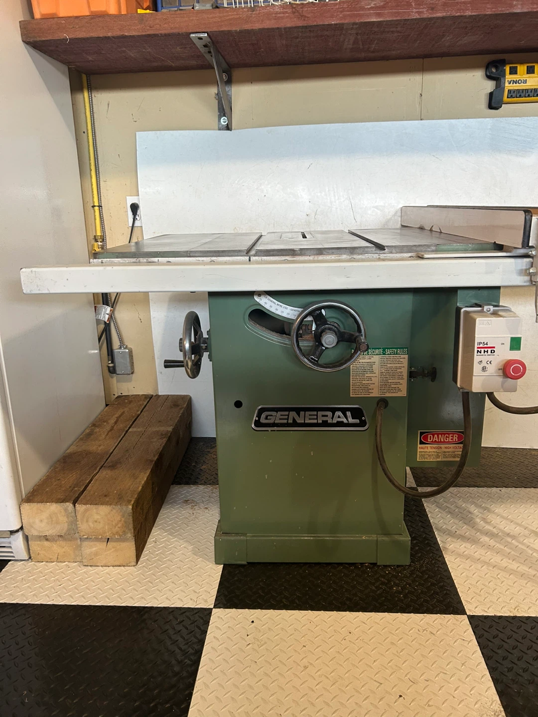 Table saw with dust collection