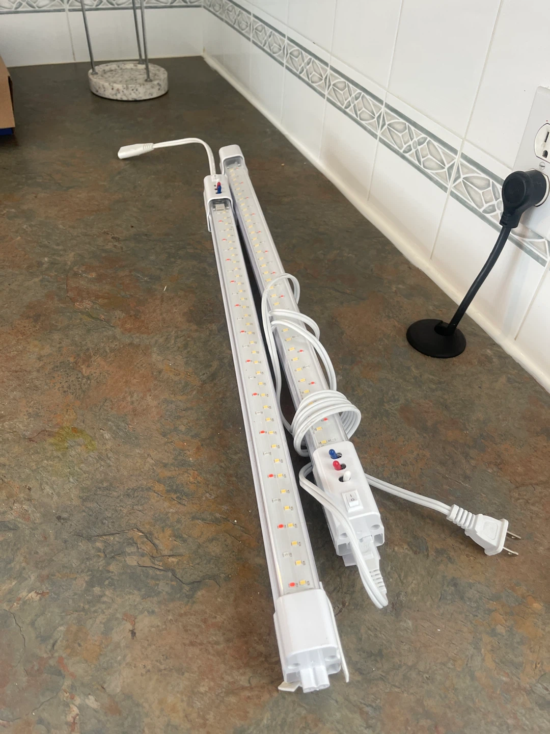 Feit Electric 2 ft.27W White Adjustable Spectrum Indoor