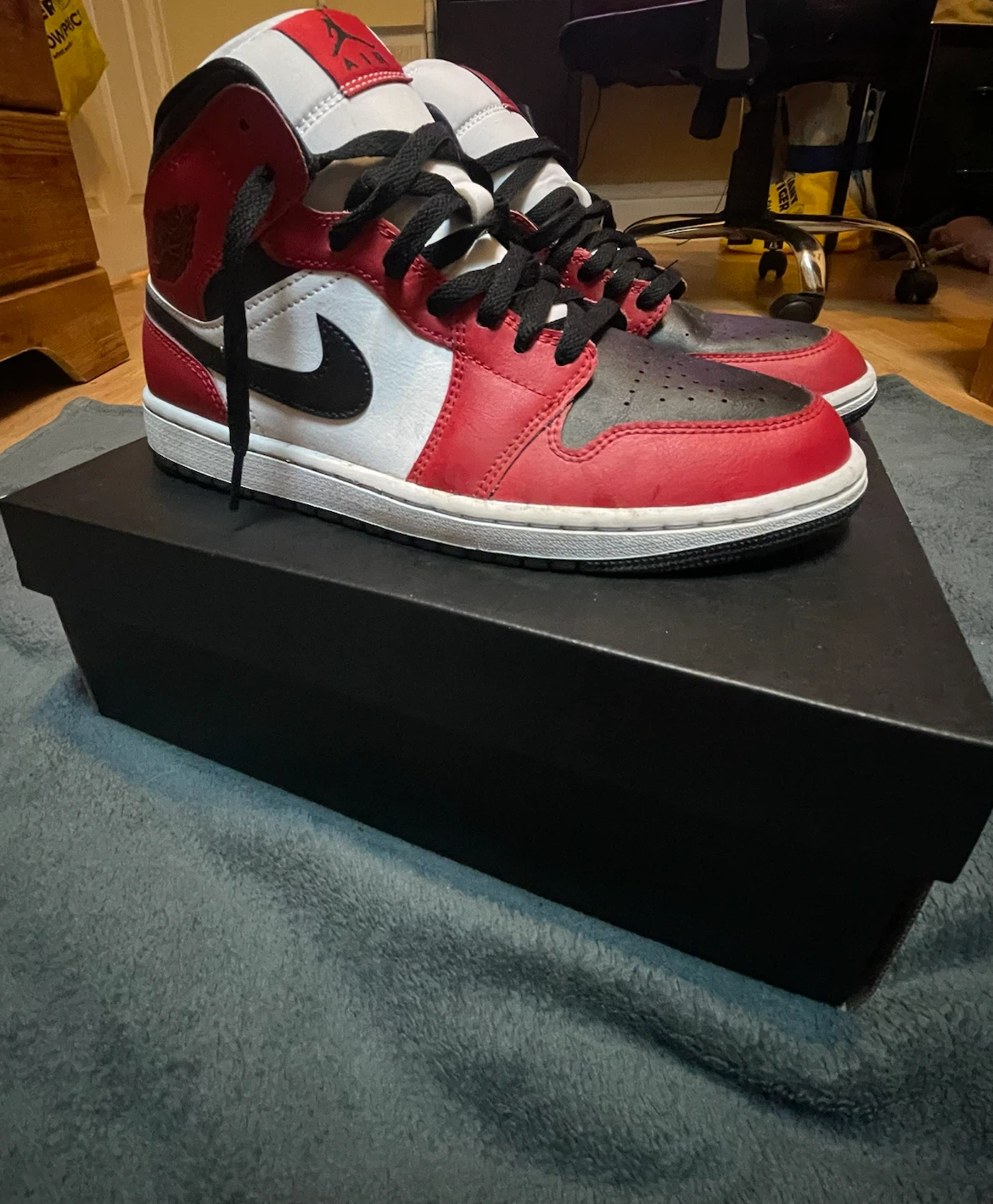 Air Jordan 1 Mid Black/Gym Red Size 8.5 - photo 2