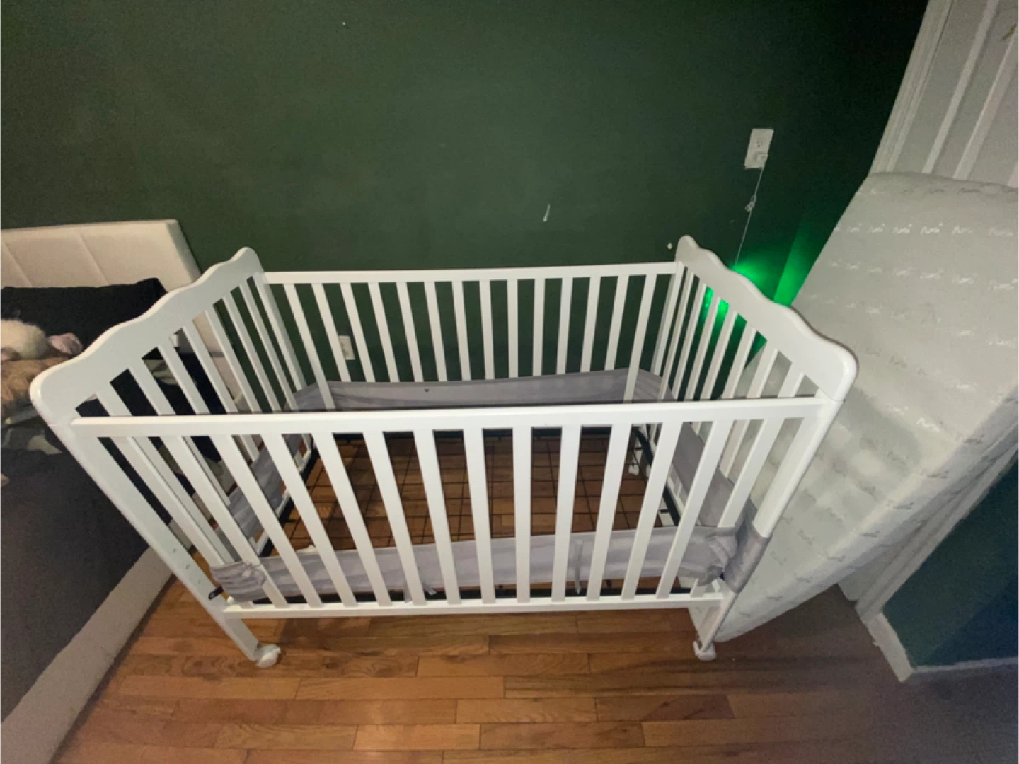 White Wooden Baby Crib with Mattress - photo 4