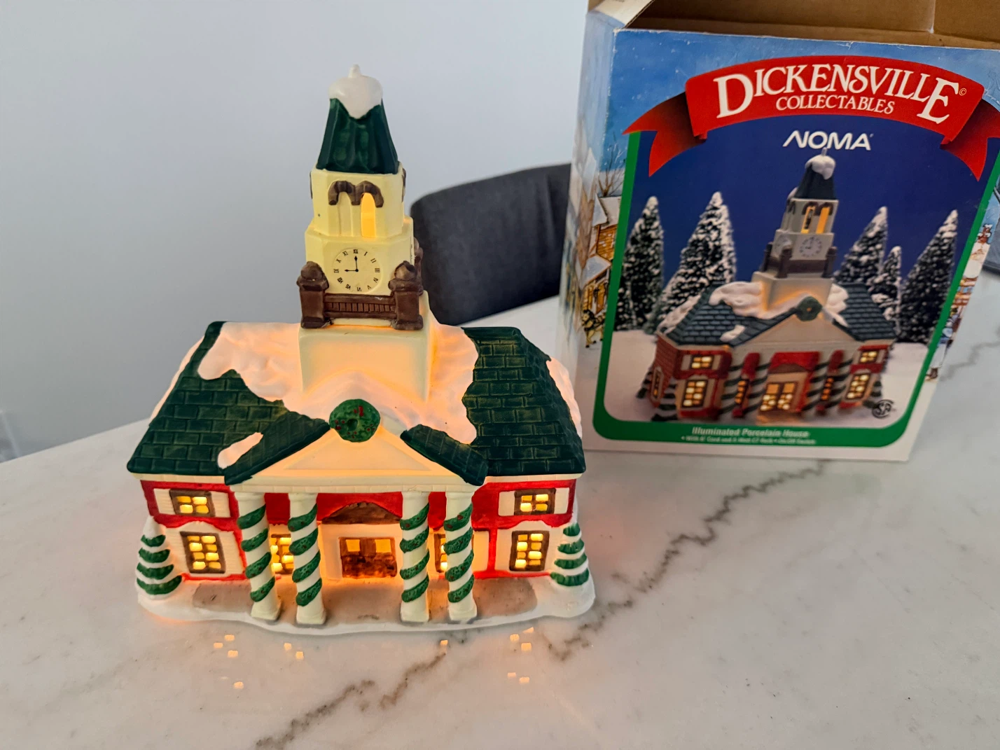 NOMA Dickensville Collectables - Maison de Noël illuminée