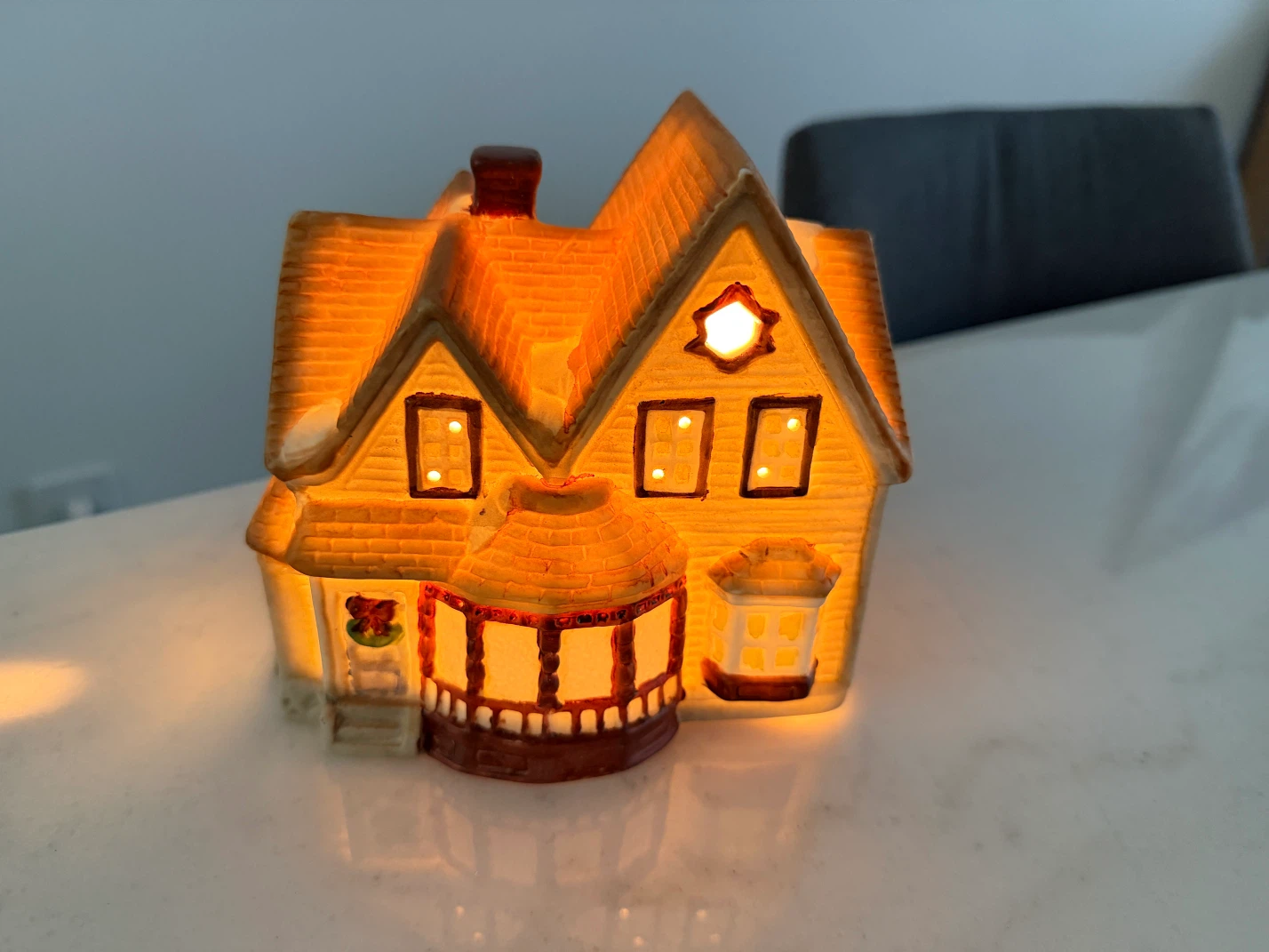 Maison de Noël illuminée en céramique