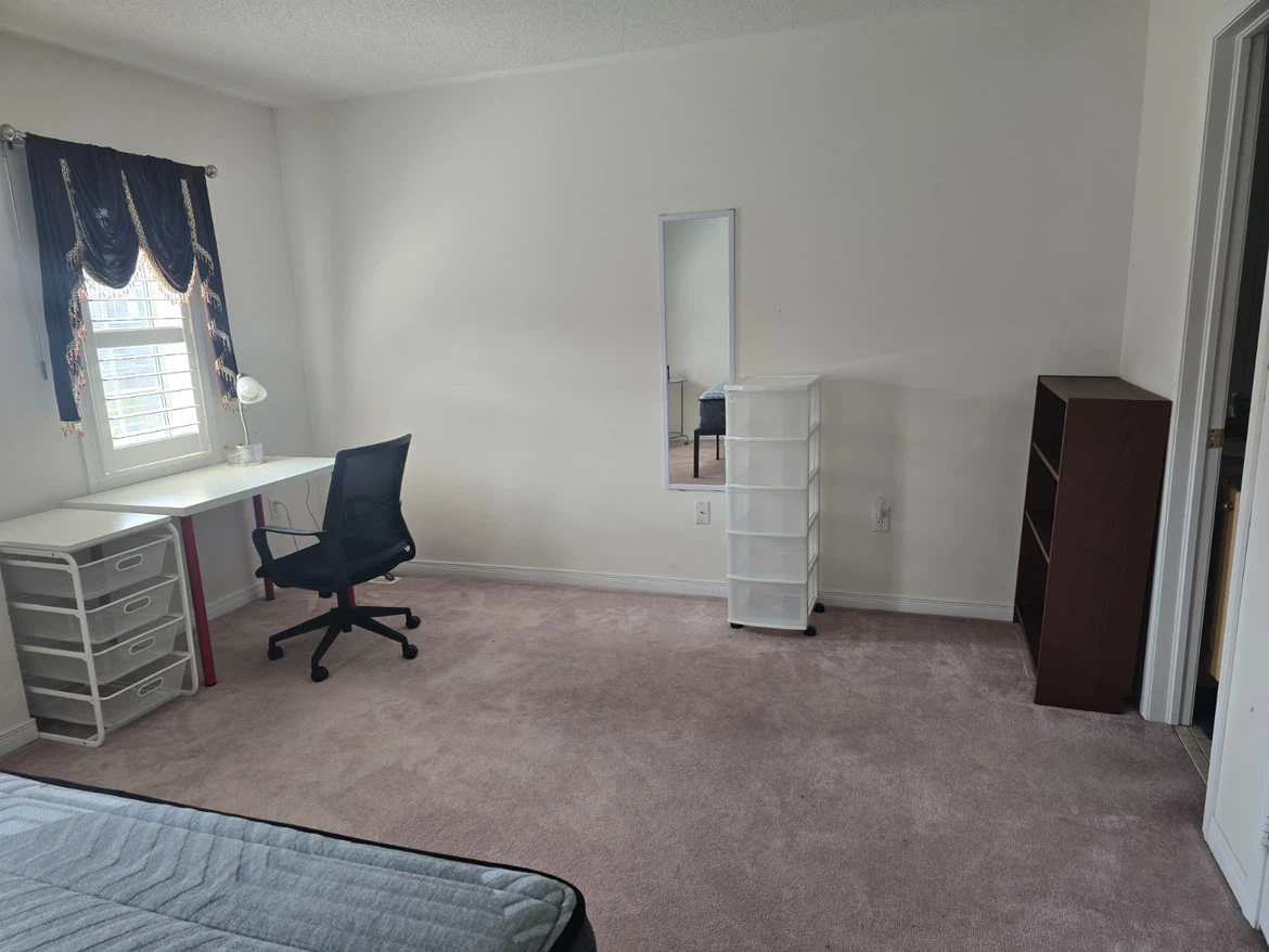 Private bedroom with private washroom - photo 4
