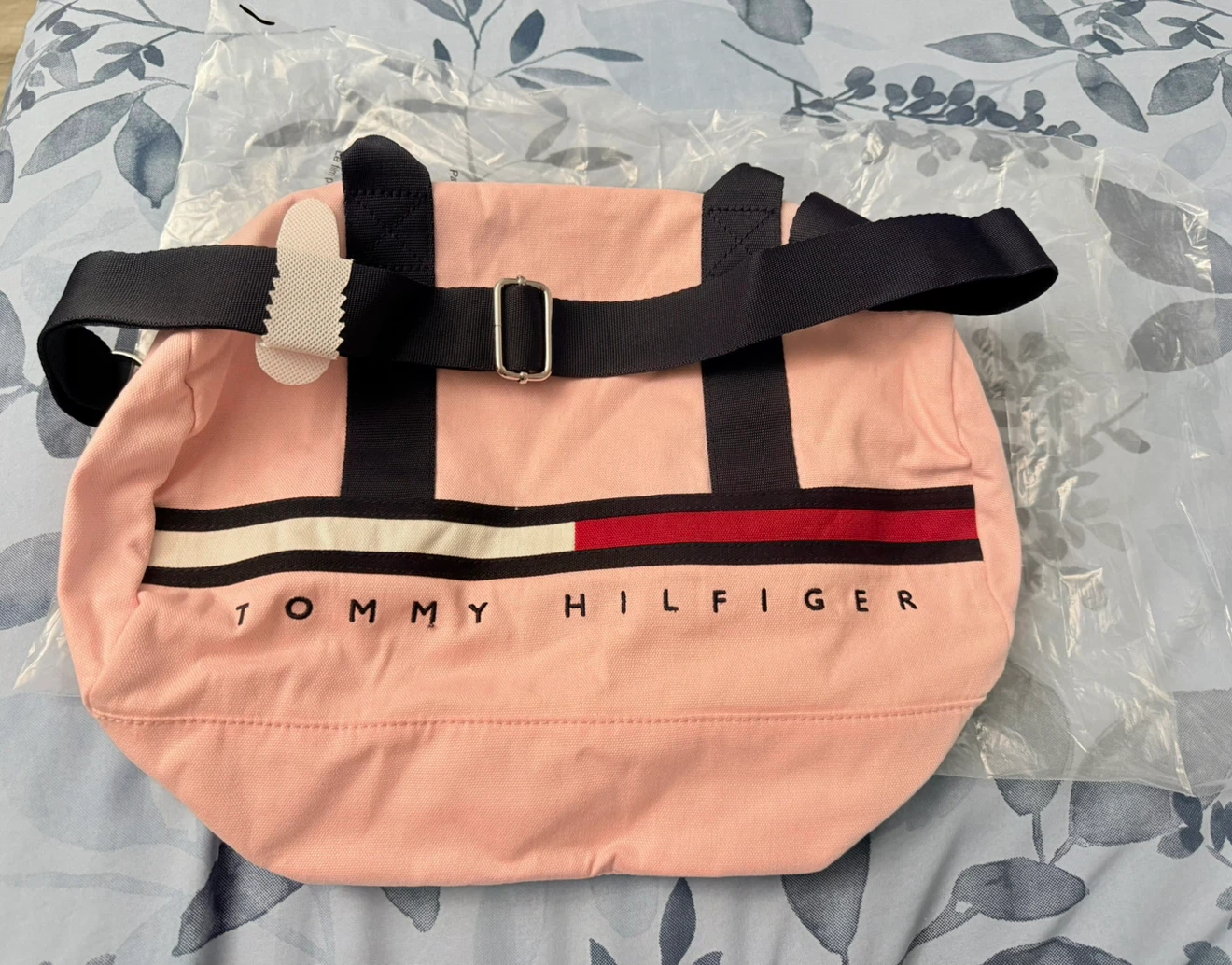 Tommy Hilfiger Pink Duffle Bag - photo 2