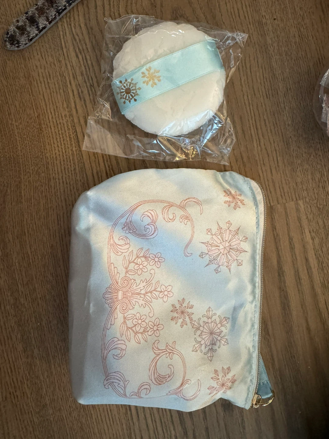 Shiseido Snowflake Cosmetic Pouch Powder Puff - photo 2