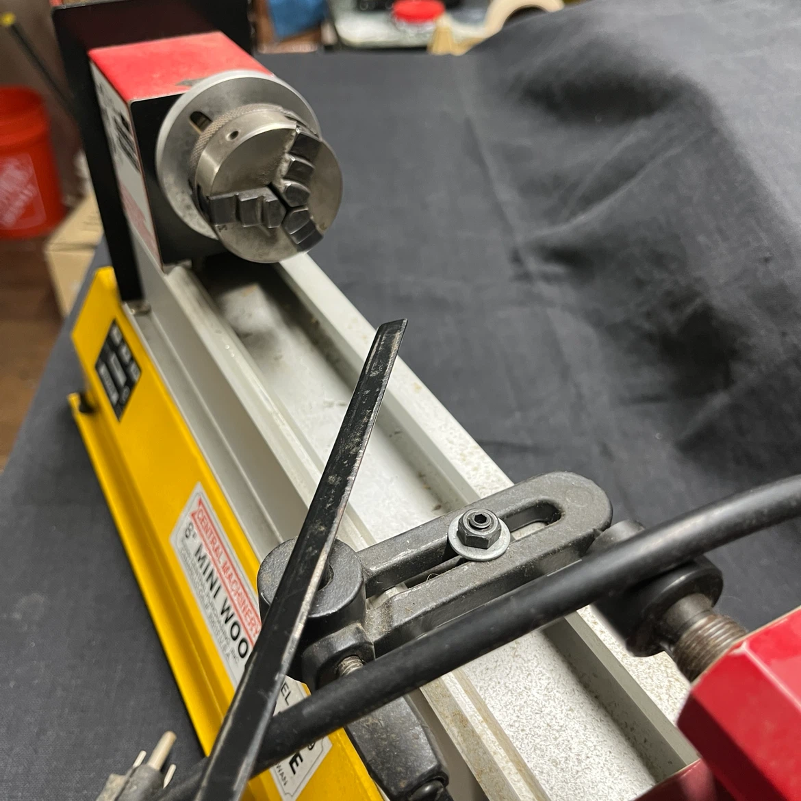Central Machinery 8 inch Mini Wood Lathe Model 41999 - photo 2