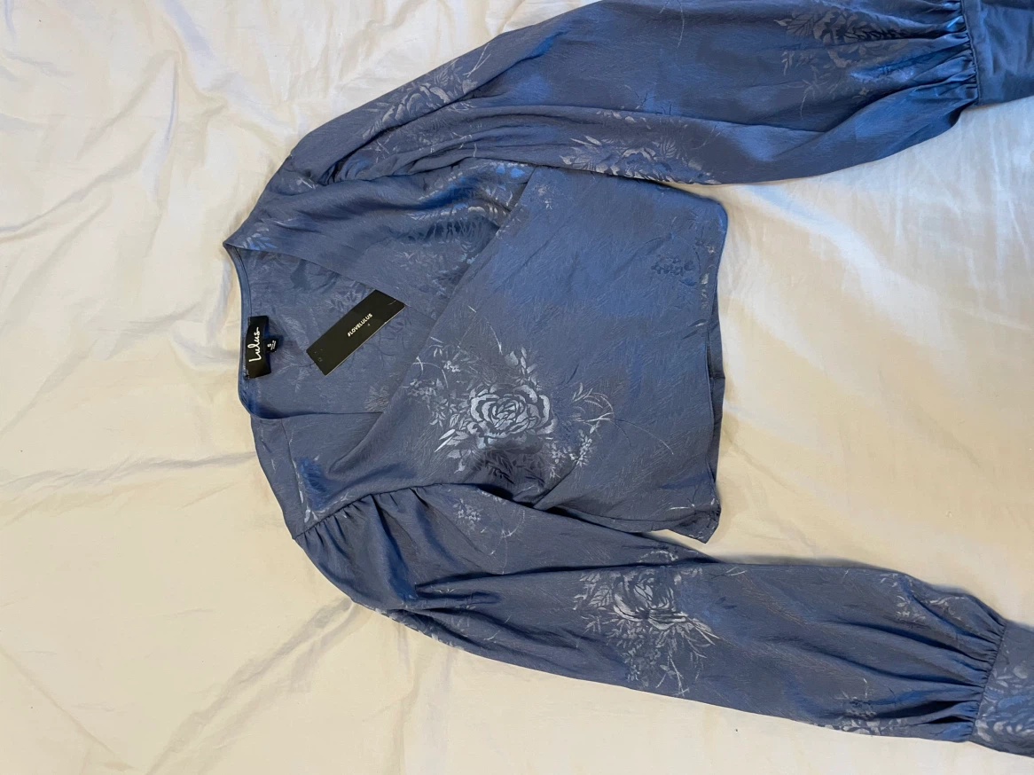 Lulus blue floral long sleeve wrap top