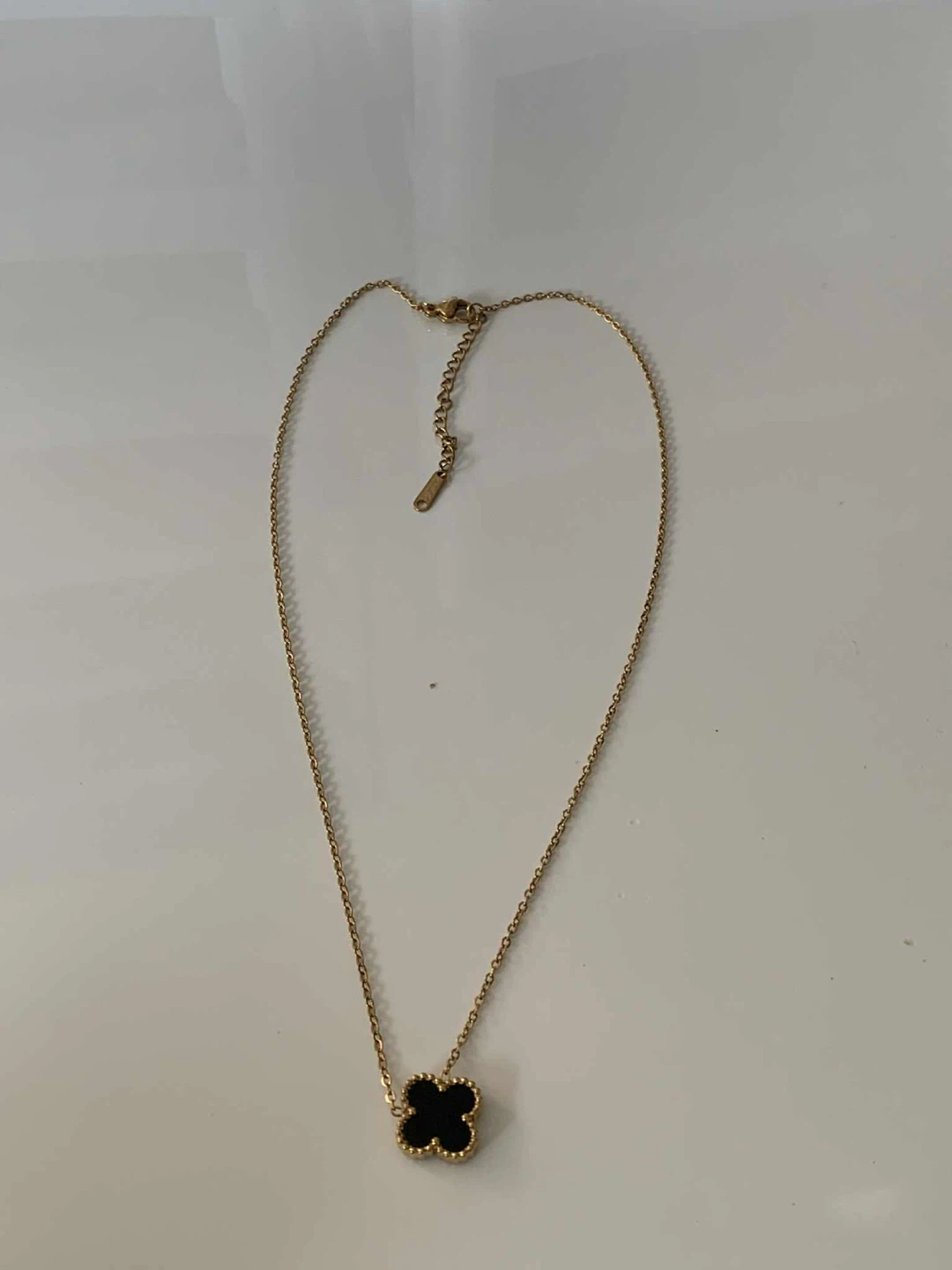Clover pendant necklace with black inlay