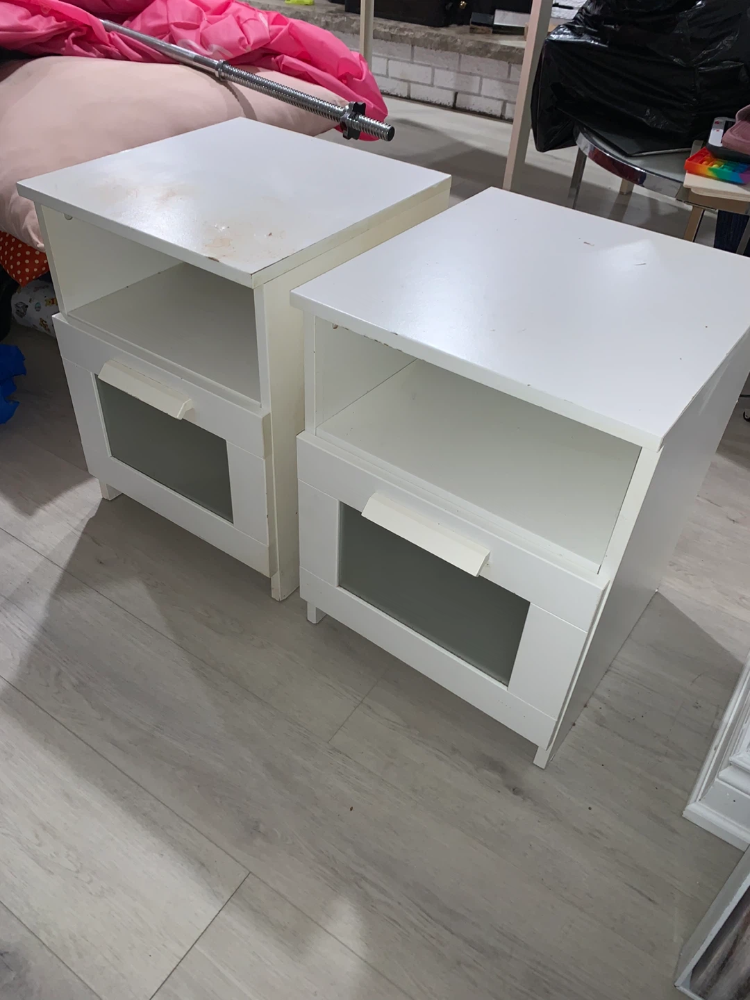 Set of two white nightstands - photo 2
