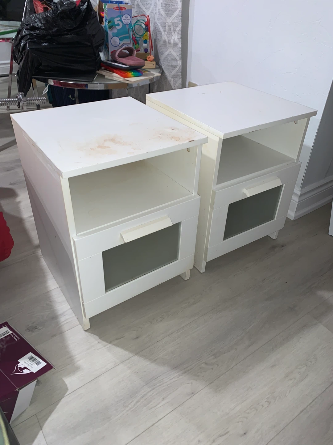 Set of two white nightstands - photo 3
