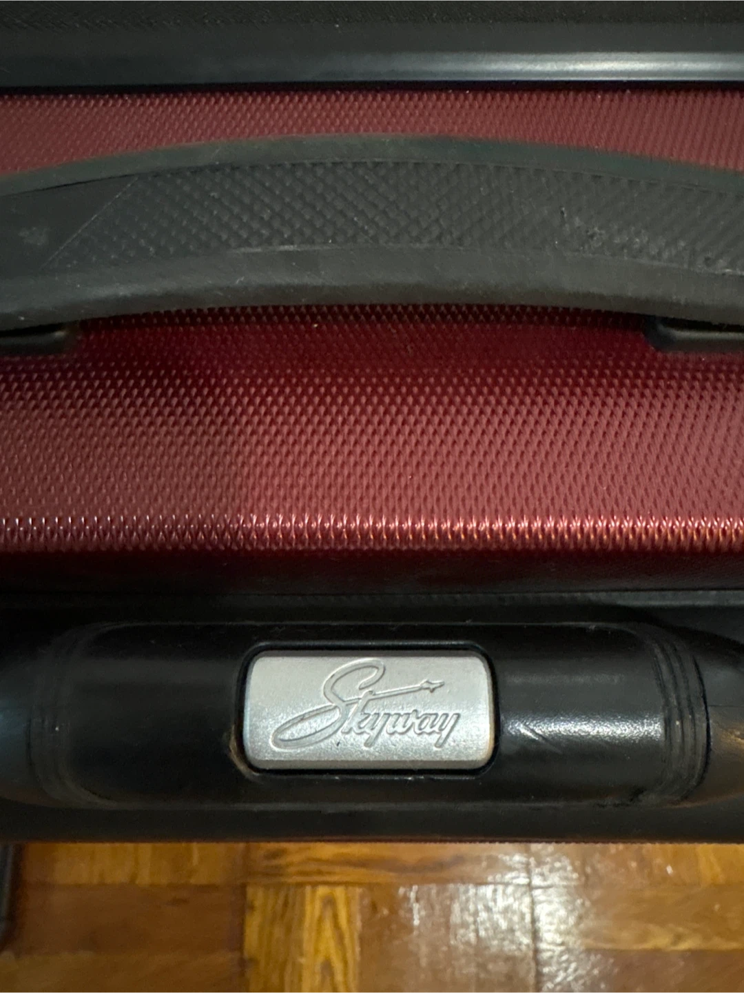 Skyway Red Hardside Spinner Suitcase - photo 2