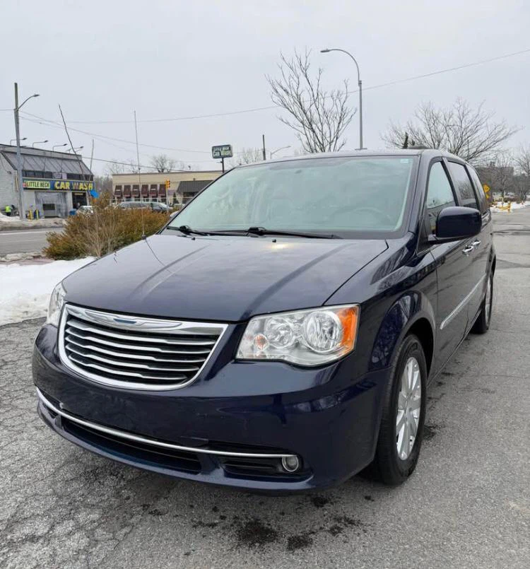 Chrysler Town & Country Minivan - photo 2