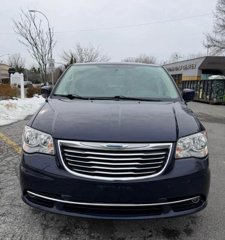 Chrysler Town & Country Minivan - photo 3