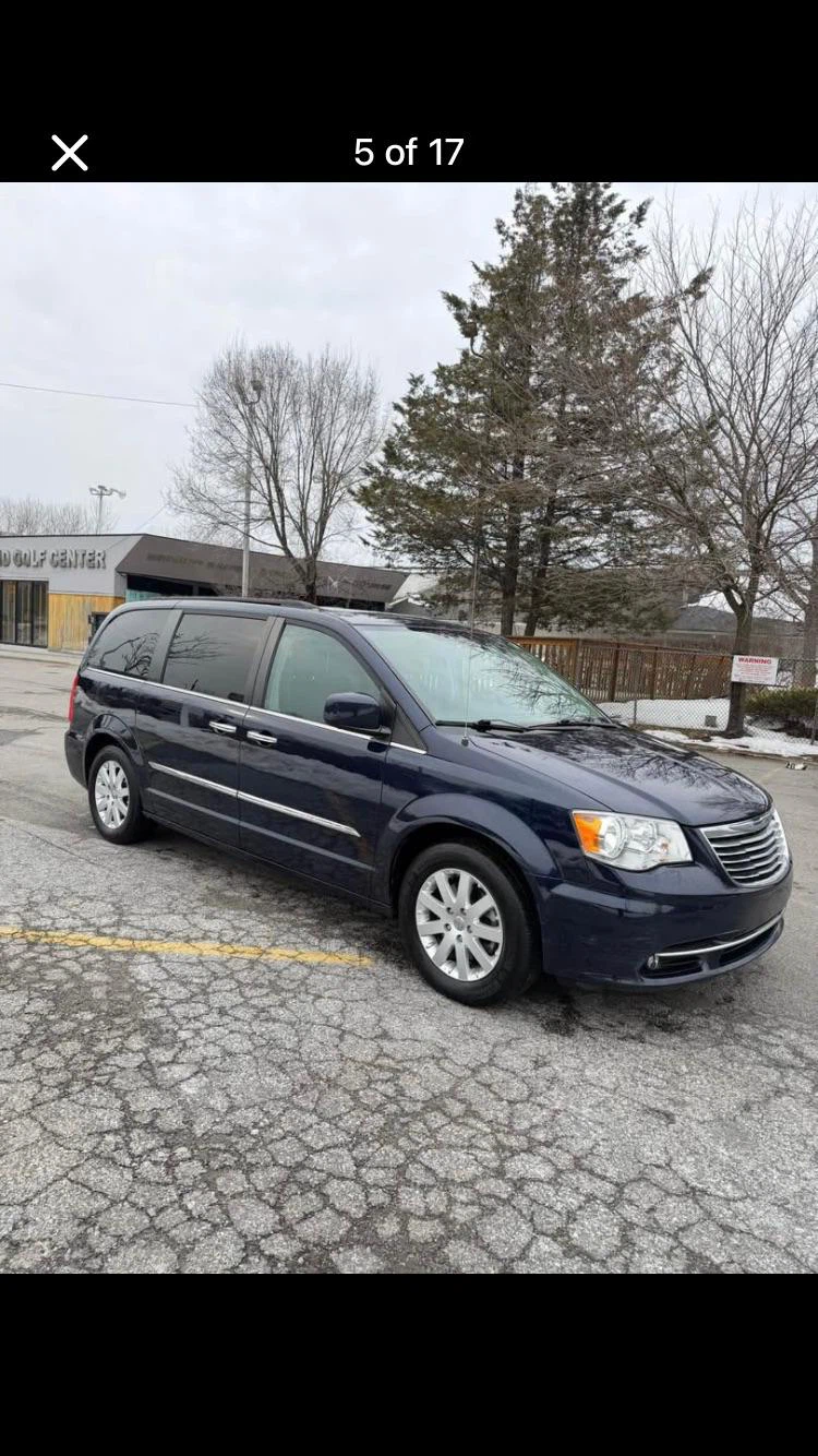 Chrysler Town & Country Minivan - photo 4