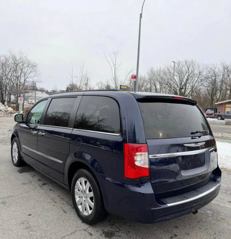 Chrysler Town & Country Minivan - photo 5