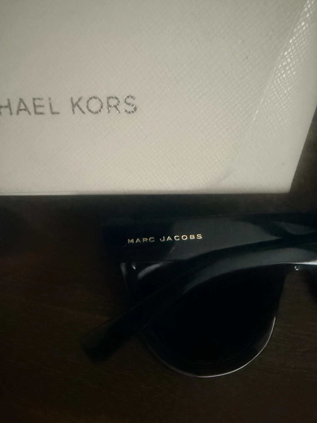 Marc Jacobs Black Sunglasses comes with a Micheal kors case - photo 3