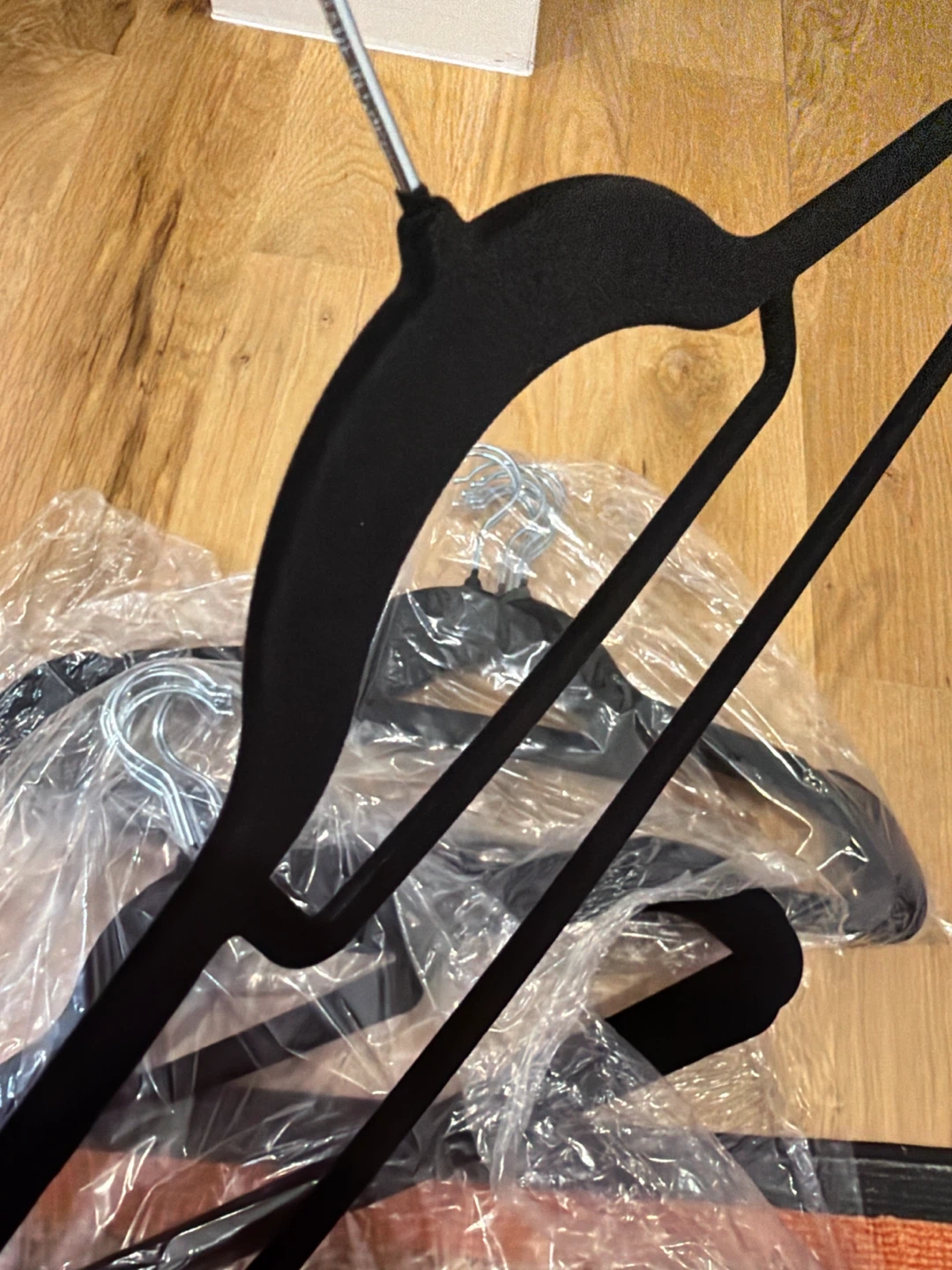 Set of black velvet non slip clothes hangers - photo 2