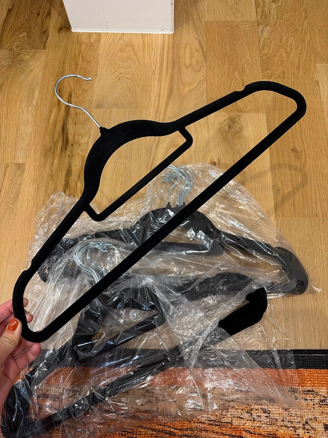 Set of black velvet non slip clothes hangers - photo 3