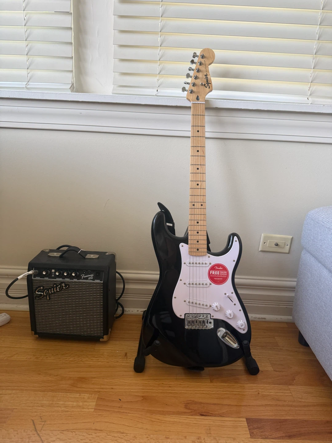 Squier Stratocaster Guitar with Amplifier - photo 2