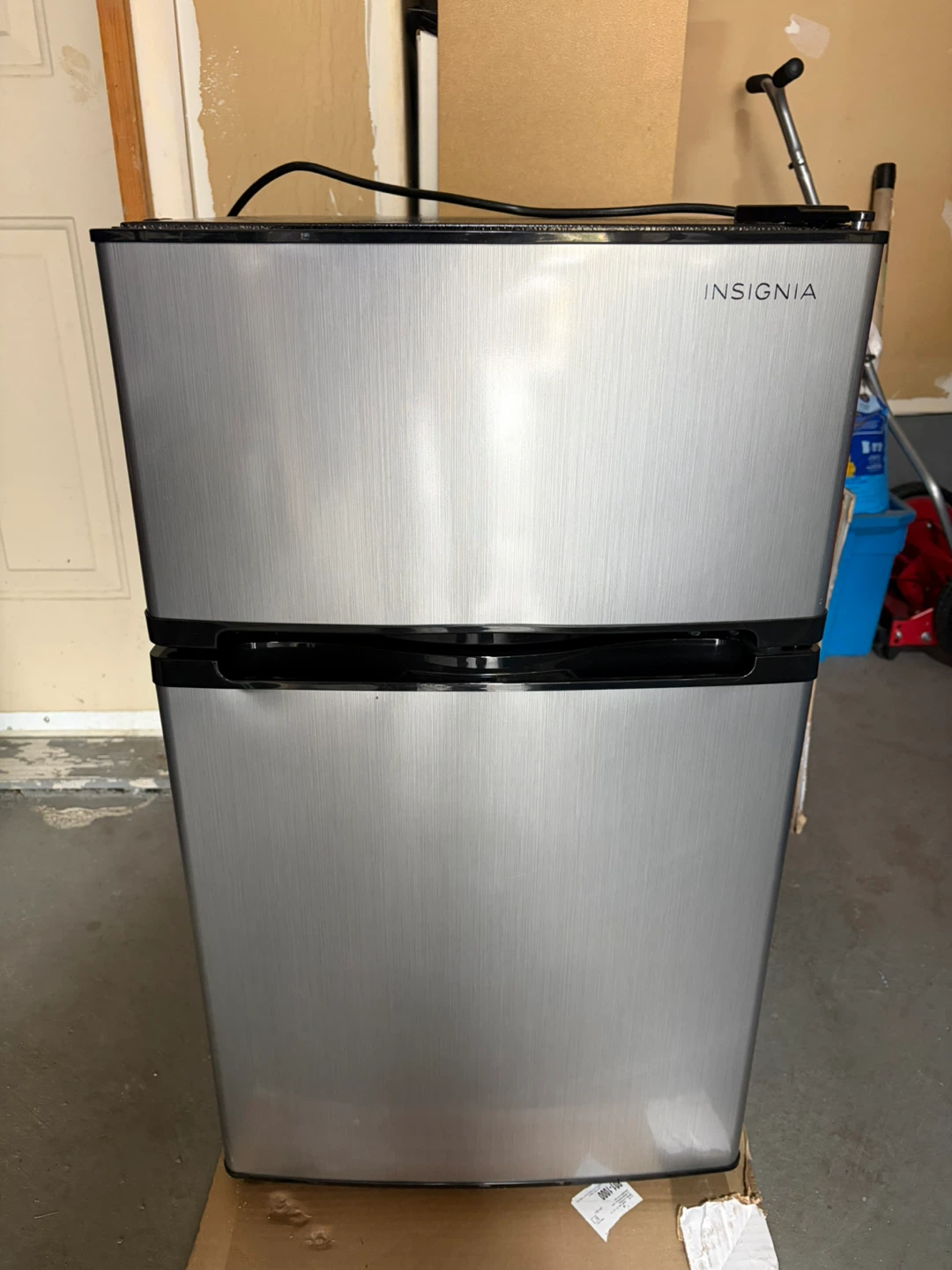 Insignia 3.0 Cu. Ft. Bar Fridge w/Top Freezer