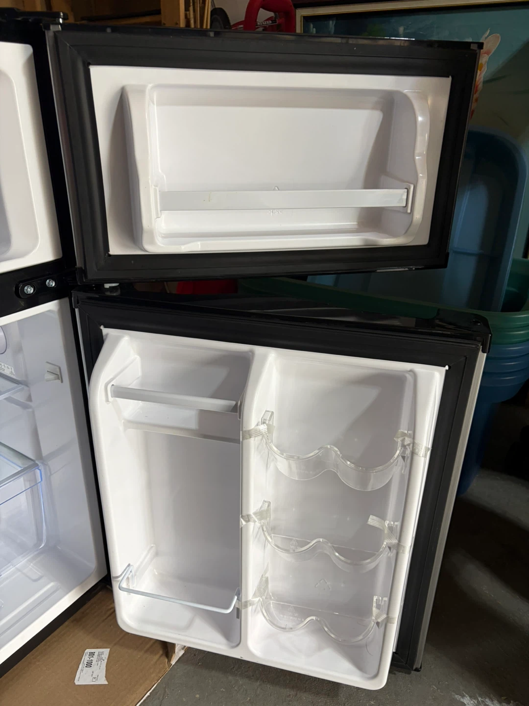 Insignia 3.0 Cu. Ft. Bar Fridge w/Top Freezer - photo 4