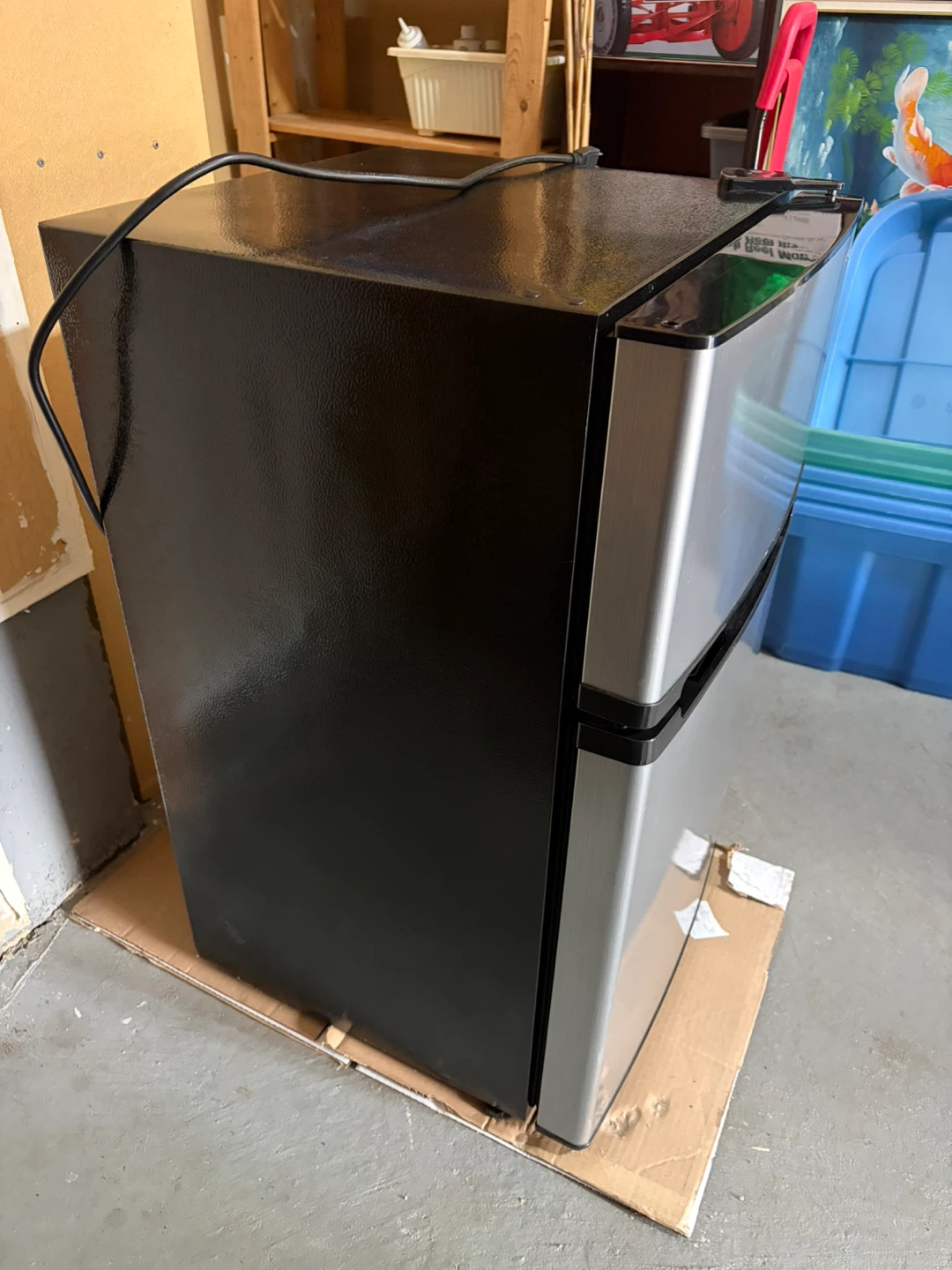 Insignia 3.0 Cu. Ft. Bar Fridge w/Top Freezer - photo 2