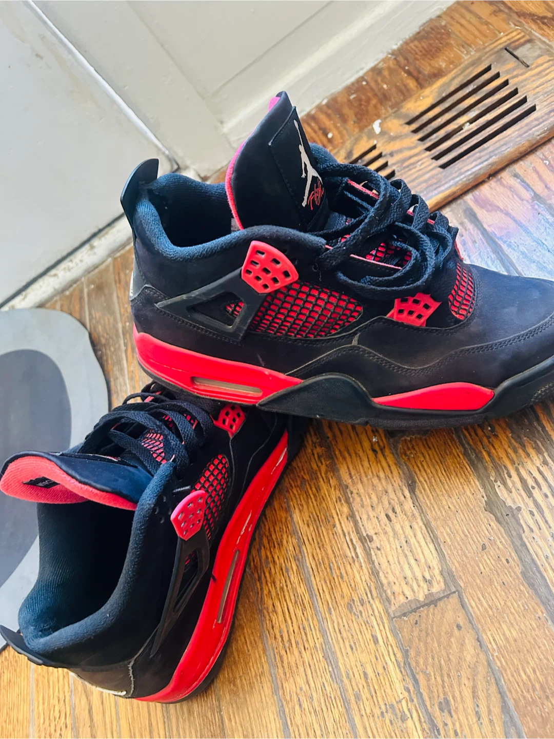 Air Jordan 4 Retro Red Thunder Size 8.5