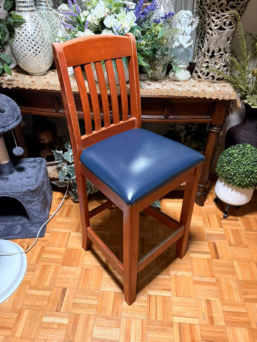 Wooden bar stool with navy blue seat - photo 3