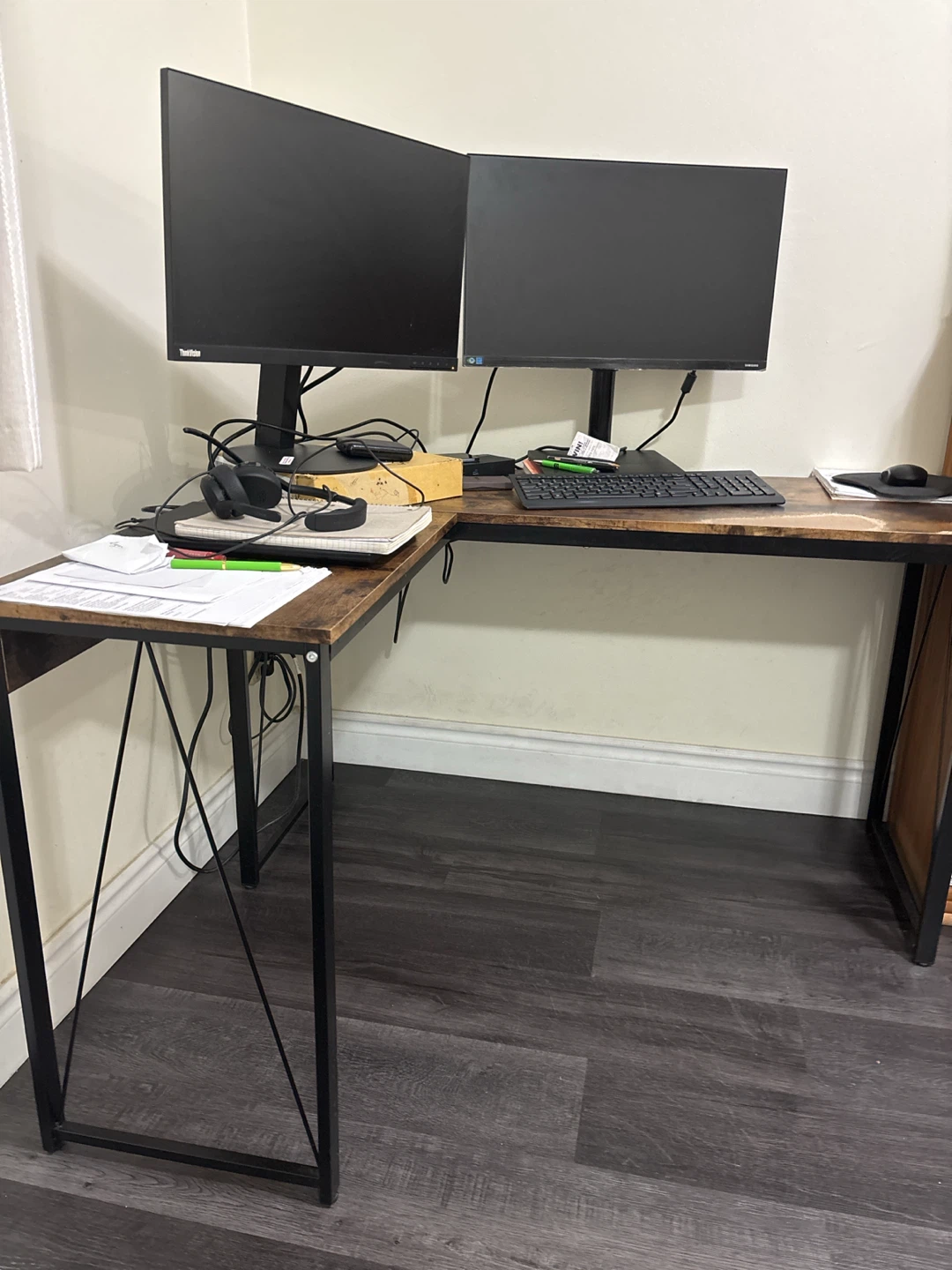 L-Shaped Corner Desk - Wood and Black Metal - photo 2