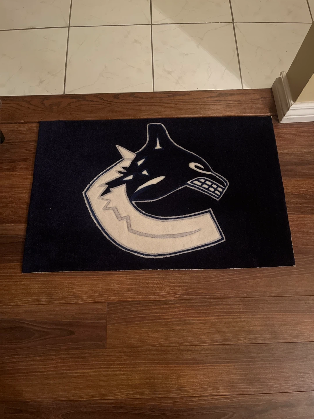 🎁 BRAND NEW Vancouver Canucks Logo Rug (21” x 32.5”) –