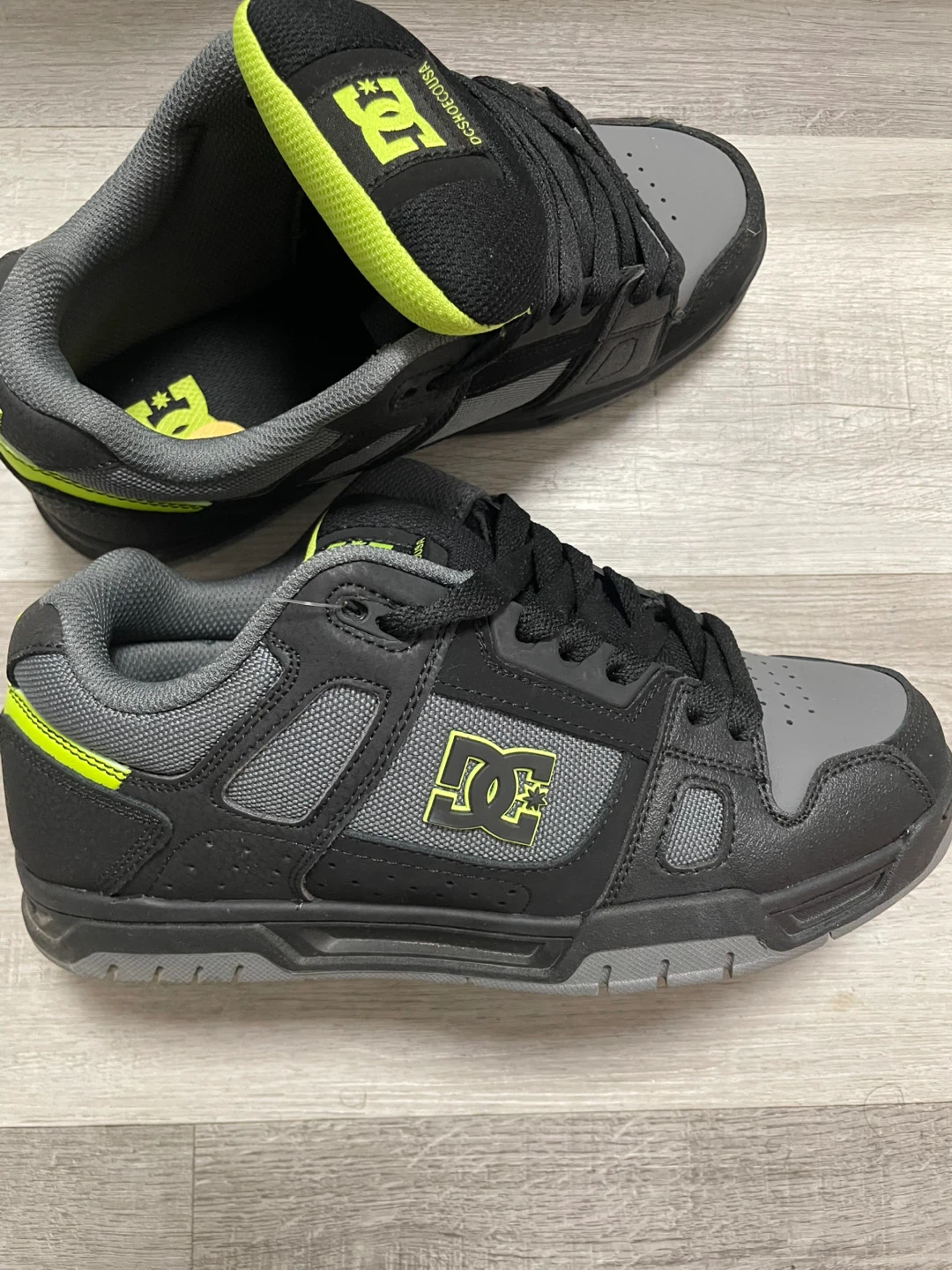 DC Shoes Black and Grey Sneakers - photo 3