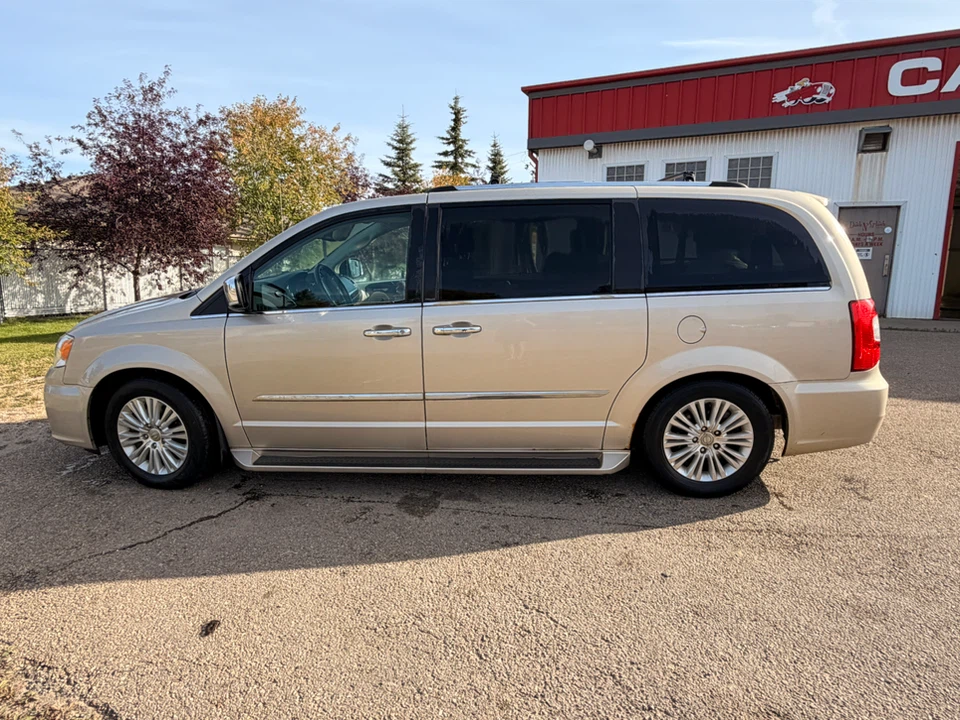Chrysler Town and Country Minivan - photo 2