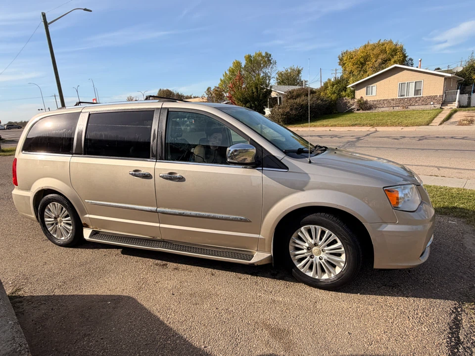 Chrysler Town and Country Minivan - photo 3