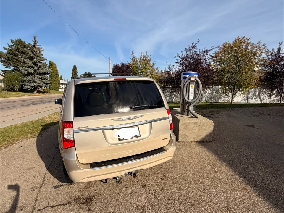 Chrysler Town and Country Minivan - photo 4