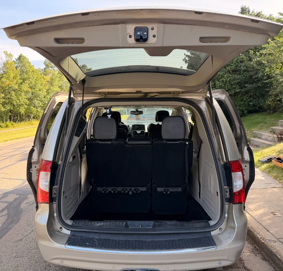 Chrysler Town and Country Minivan - photo 5