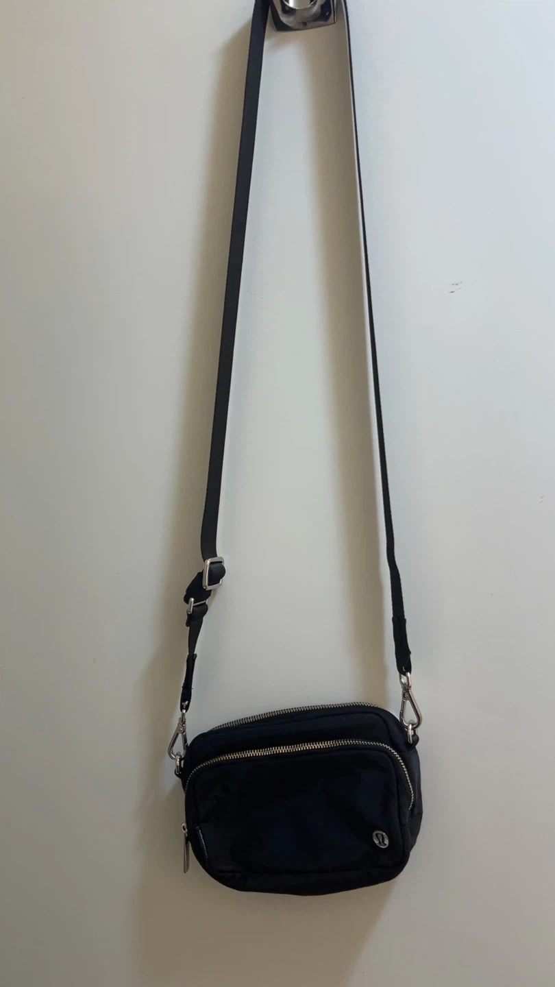 Lululemon Crossbody in black