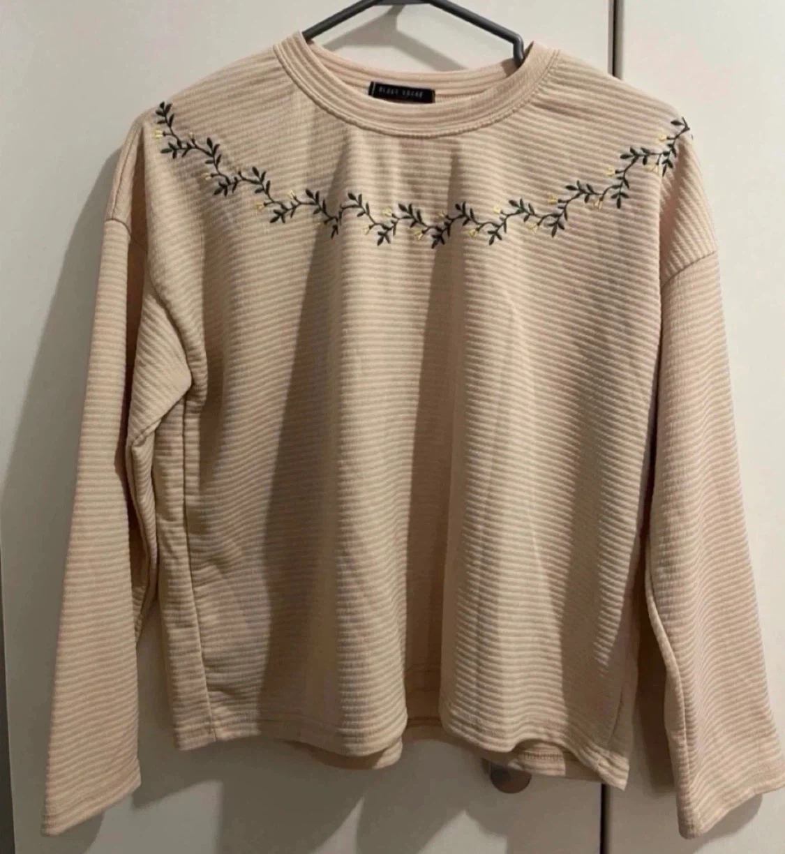Flower embroidery long sleeve top S-M
