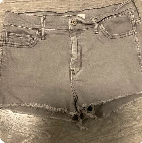Hollister grey denim shorts size 5 - photo 2