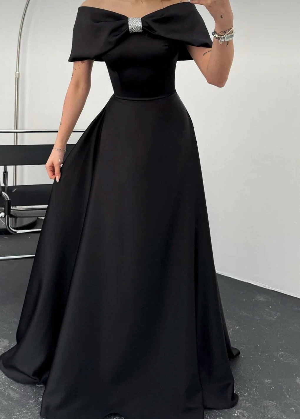 Elegant Black Off-Shoulder Evening Gown - photo 2