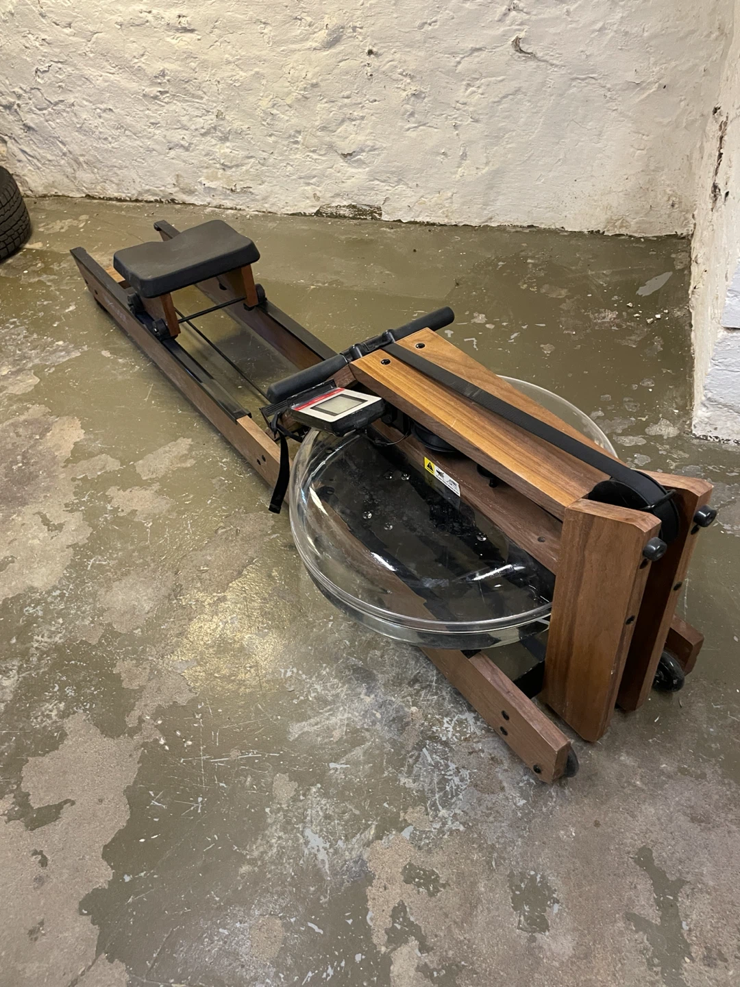 Water rowing machine