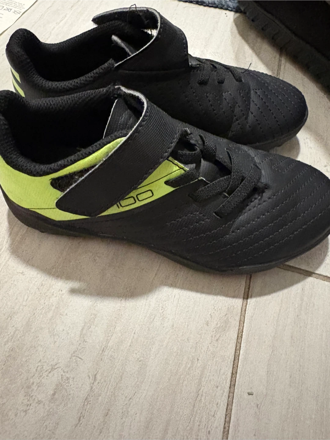 Kipsta 100 kids Soccer Cleats size 10.5c