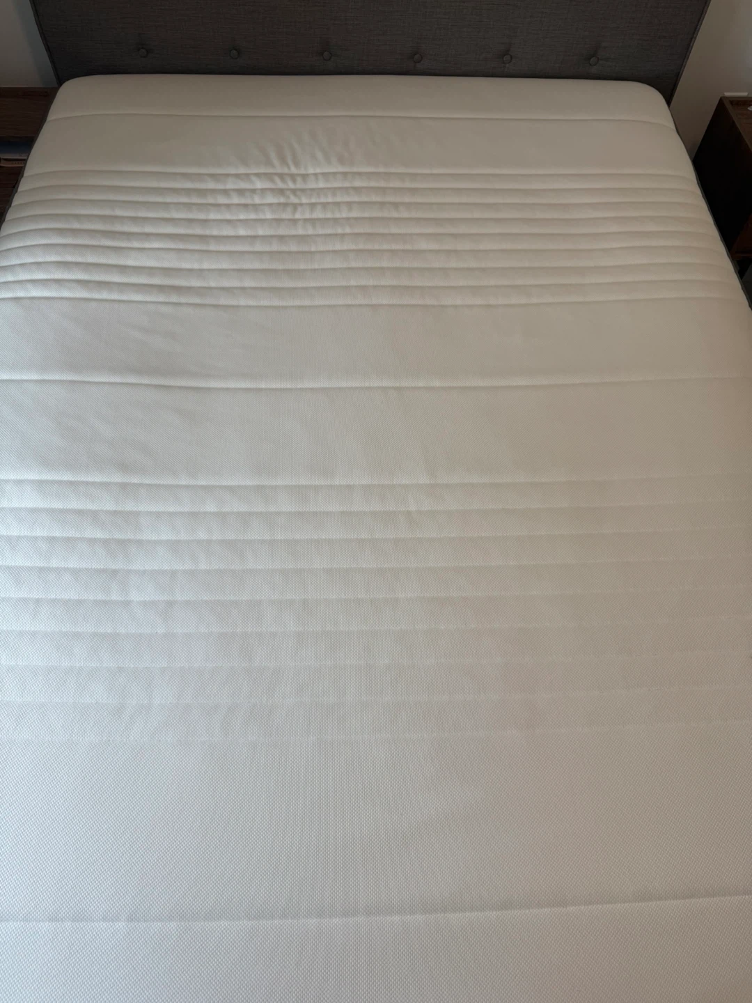Grey Button-Tufted Queen Bed Frame + Matress - photo 4