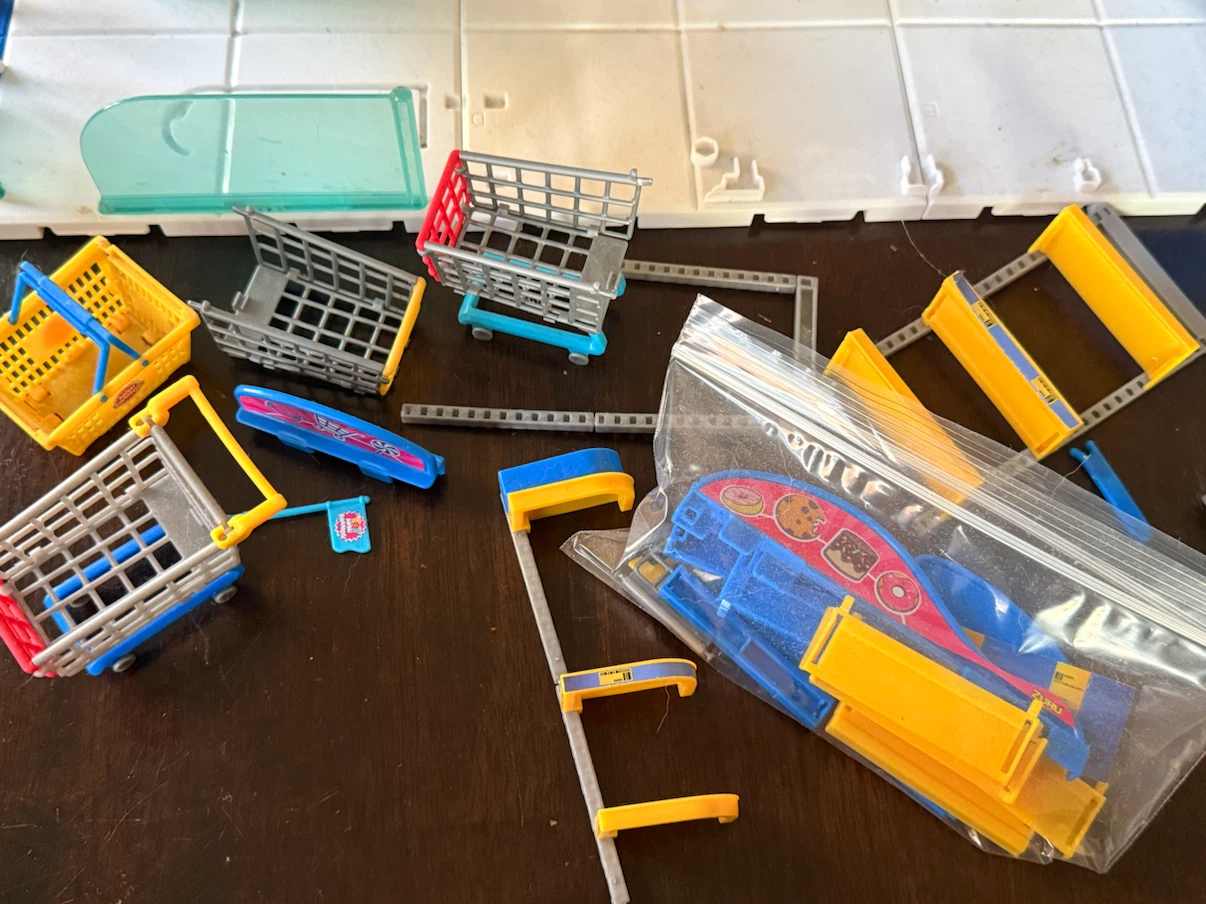 Zuru 5 Surprise Mini Mart Playset - photo 3