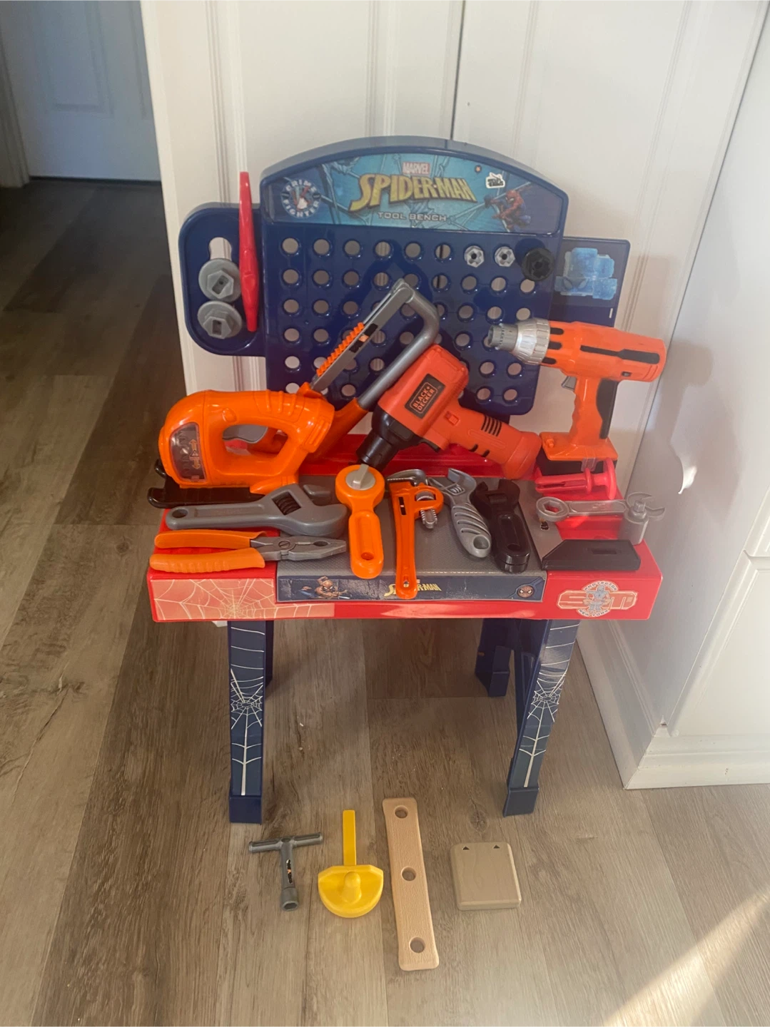 Spiderman work bench with tools