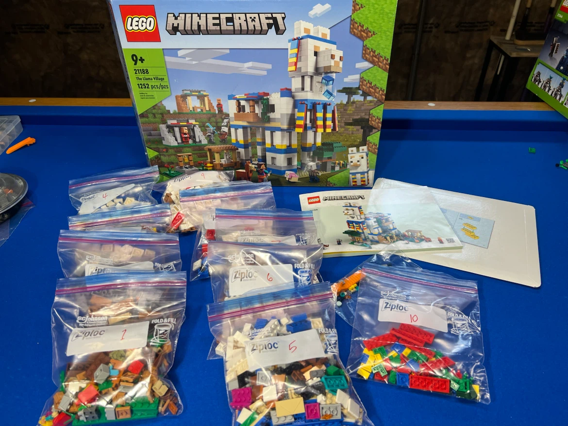 LEGO Minecraft The Llama Village 21188 - photo 2