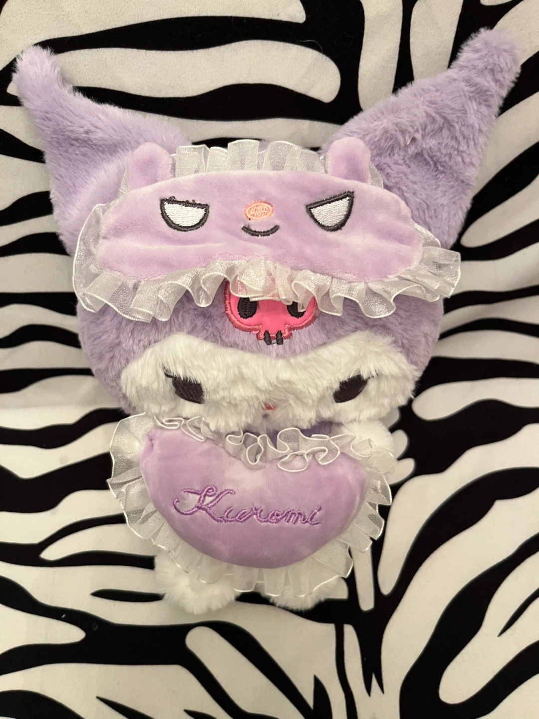 🩷 Kuromi plush doll wearing sleep mask with heart pillow 🩷 - photo 3