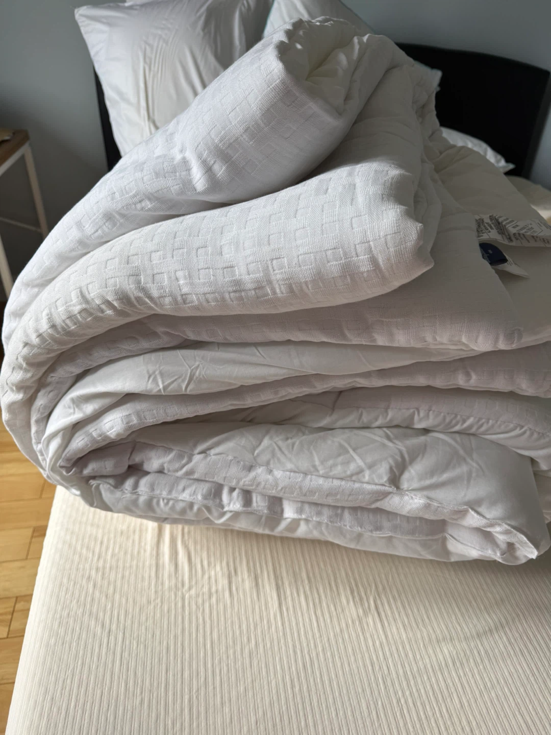 Tommy Bahama Home White Comforter Queen never used - photo 2